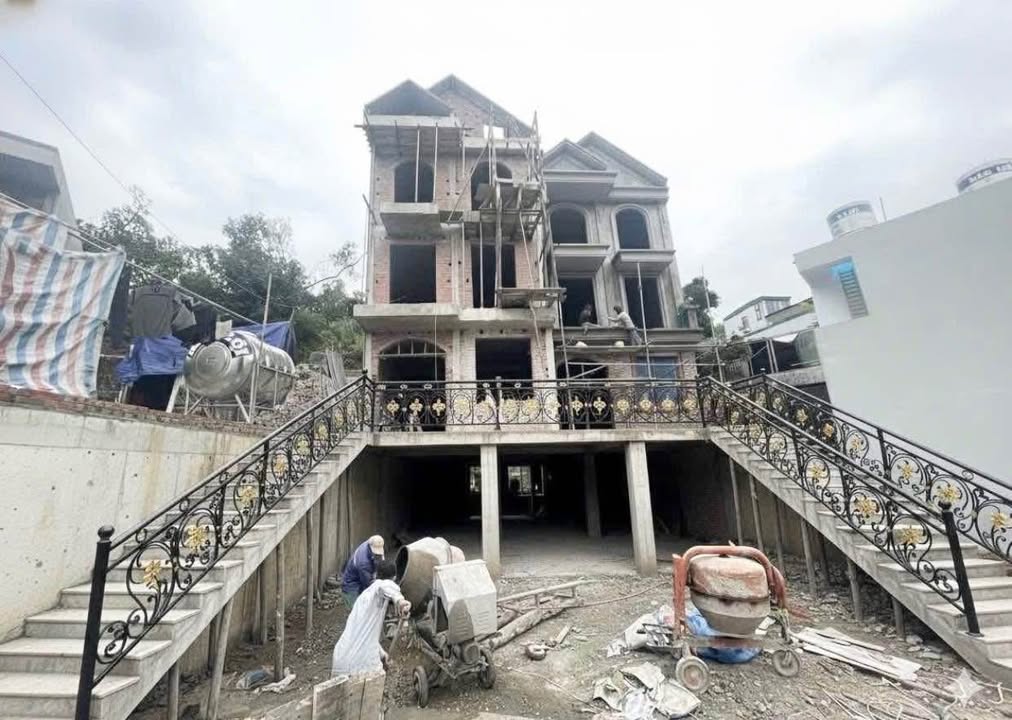 Nhà 3 tầng Trần Hưng Đạo Hạ Long 151m² giá 3.85 tỷ - Vị trí trung tâm, thuận tiện sinh hoạt!