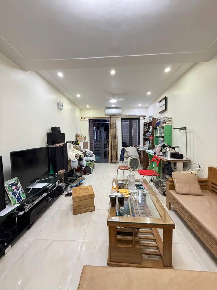 Nhà 2 tầng Dư Hàng 48m² giá 2.45 tỷ - Sân cổng riêng, gần chợ trường học!