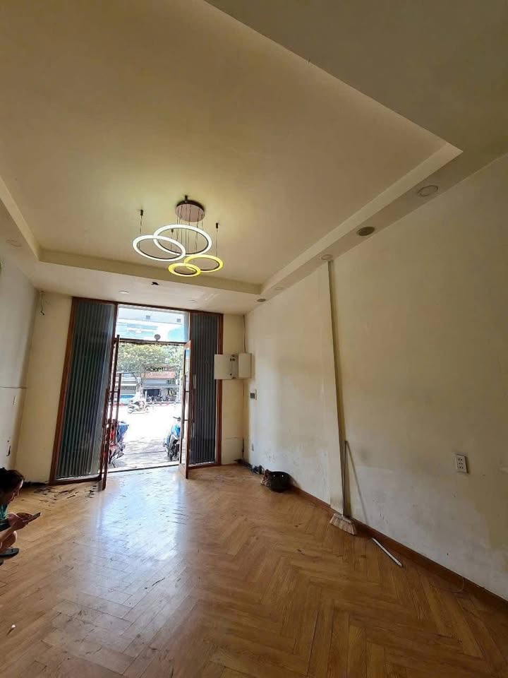 Cho thuê nhà 3 tầng đường Hùng Vương, Cần Thơ - Giá 25 triệu, vị trí đắc địa!