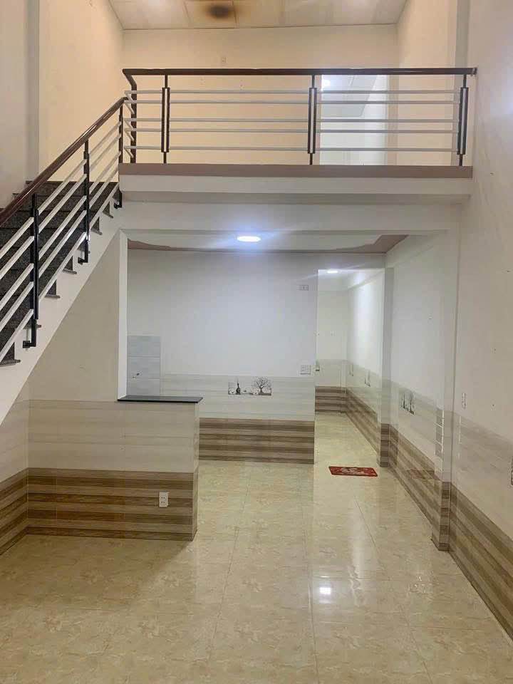 Nhà cho thuê hẻm ô tô đường Huỳnh Công Thiệu, Quảng Ngãi 2PN giá 4 triệu - Nhà mới, vào ở ngay!