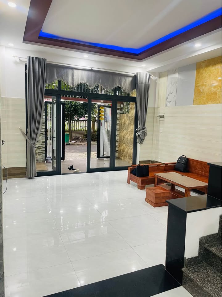 Nhà 3 tầng Hòa Xuân Đà Nẵng 100m² giá 6 tỷ - Gần chợ và trường học!