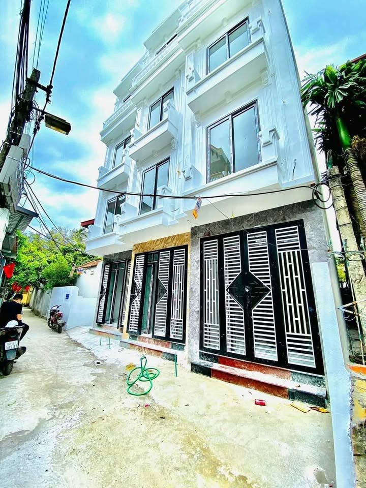 Nhà riêng Thạch Bàn - Long Biên 33m² giá 2 tỷ - Ô tô đỗ cửa thuận tiện!