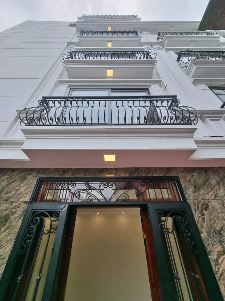 Nhà đẹp Long Biên 40m² giá 3.95 tỷ - Gần hồ Thạch Bàn, tiện ích đa dạng!