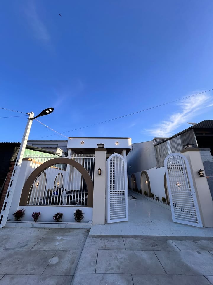 Nhà cấp 4 hiện đại Hòa Thành Tây Ninh 100m² giá 2.05 tỷ - Sẵn sàng vào ở!