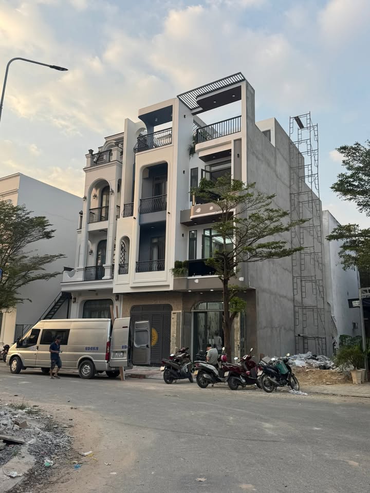 Nhà phố tại VSIP Thuận An 60m² giá 5.4 tỷ - Thiết kế hiện đại, tiện ích đầy đủ!