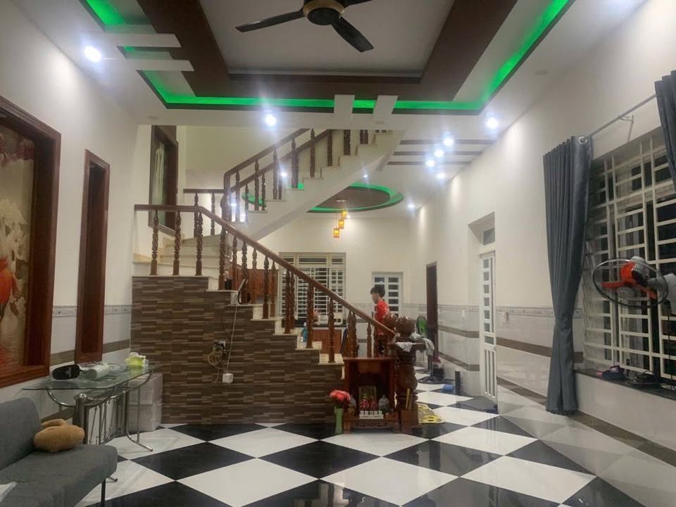 Nhà đẹp chính chủ Dĩ An 100m² giá 4.1 tỷ - Đường rộng ô tô đỗ thoải mái!