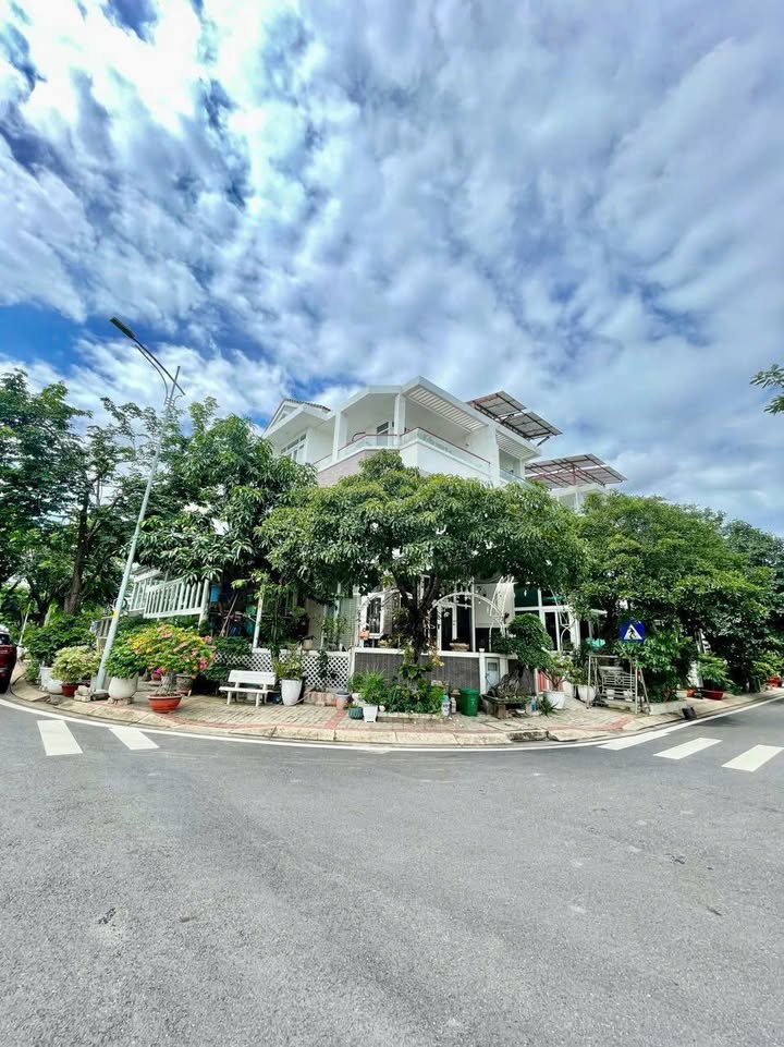 Nhà phố Jamona Golden Silk Quận 7 180m² giá 28 tỷ - Góc 2 mặt tiền đường lớn!