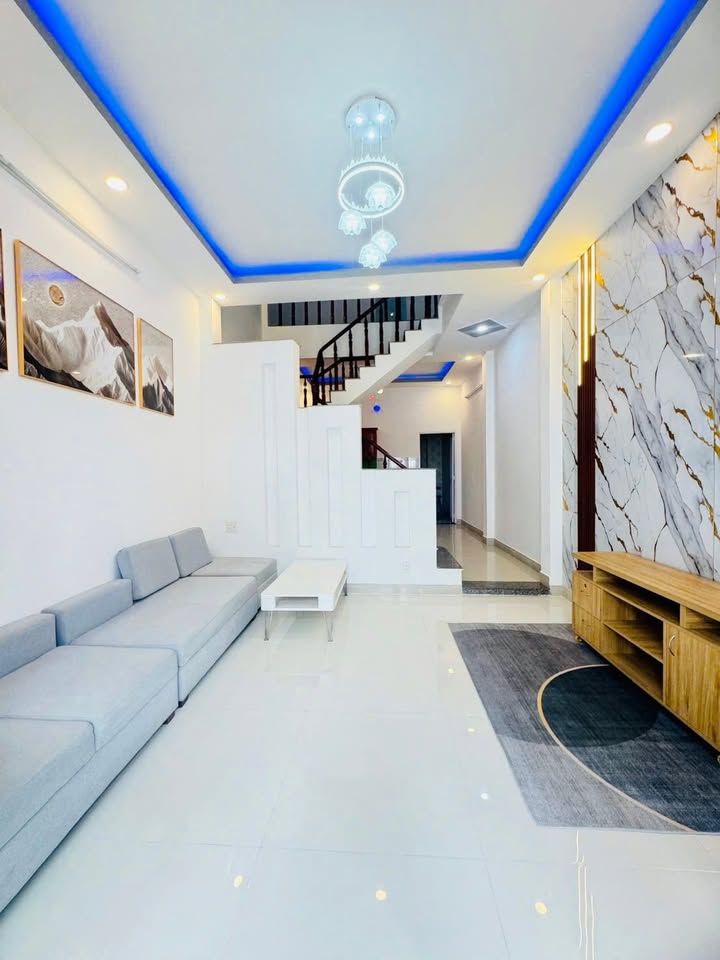 Nhà Lầu Trệt Đẹp Tại Phường Dĩ An 60m² giá 3.95 tỷ - Vị trí trung tâm tiện lợi!