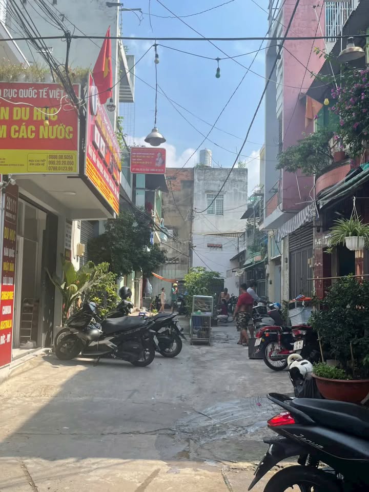 Nhà bán quận Tân Phú 60m² giá 5.8 tỷ - Gần Đầm Sen, giao thông thuận tiện!