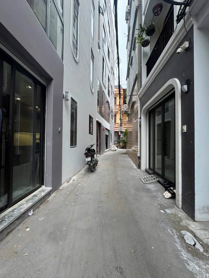 Nhà phố Thạch Bàn Long Biên 35m² giá 8.3 tỷ - Thang máy hiện đại, ngõ thông thoáng!
