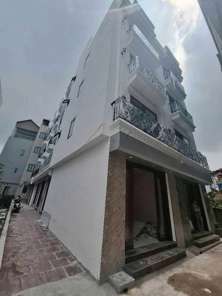 Bán nhà Thạch Bàn, Long Biên 30m² giá 5.5 tỷ - Lô góc đường thoáng sáng!