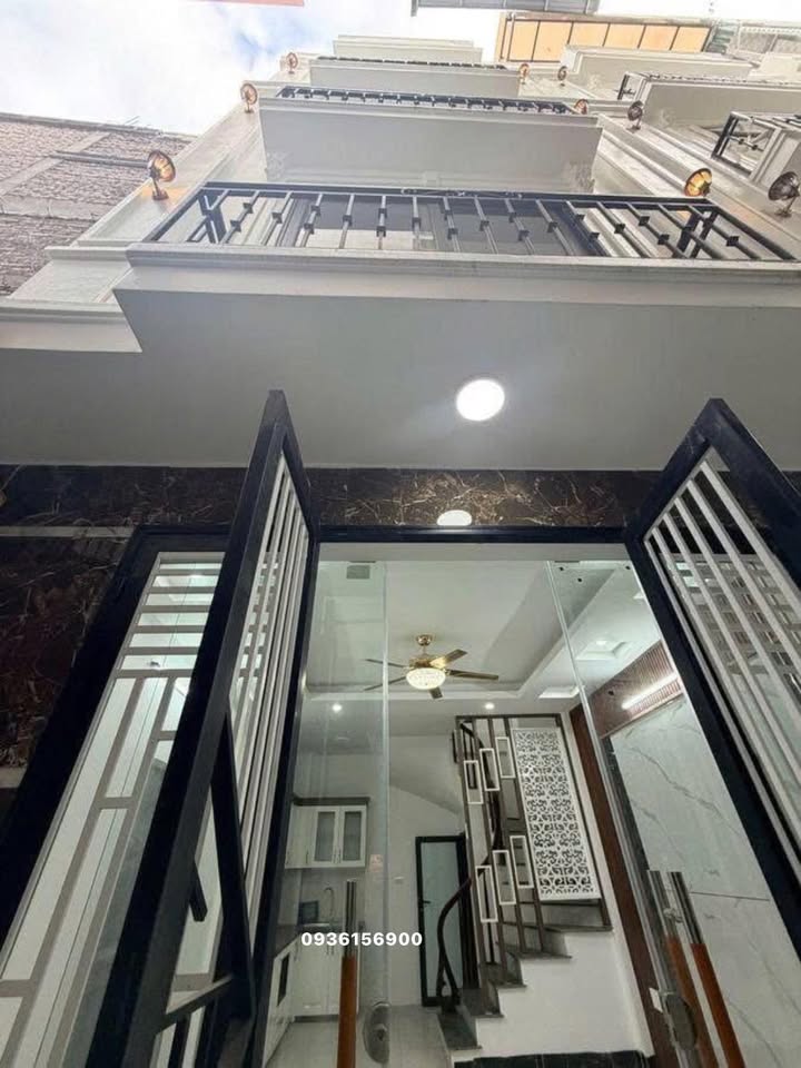 Nhà 5 tầng Đông Ngạc 39m² giá 5.85 tỷ - Vị trí đắc địa gần chợ Kẻ Vẽ!