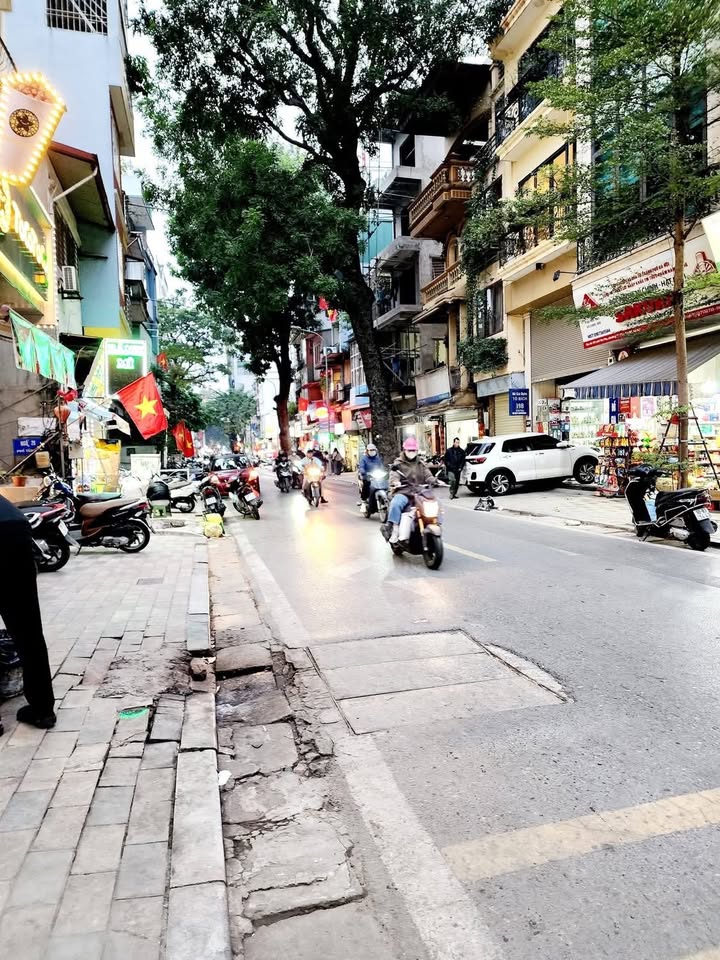 Bán gấp FrontHouse Yên Phụ Tây Hồ 62m² giá 29 tỷ - Kinh doanh sầm uất!