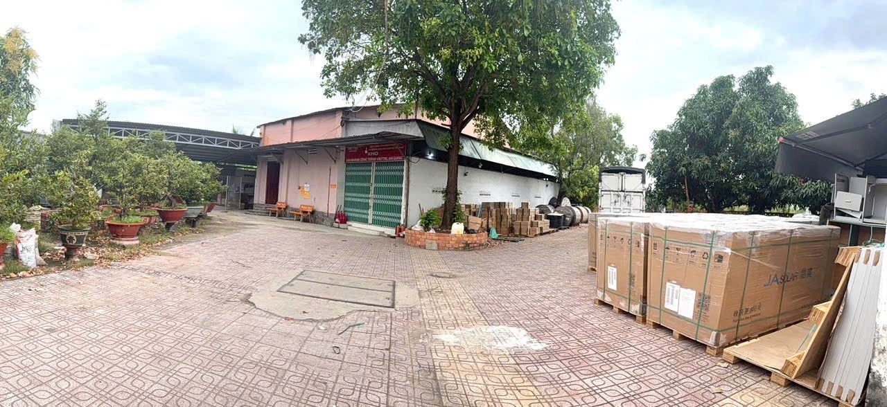 Kho cho thuê mặt tiền đường Trần Hưng Đạo, Bình Đức, 1300m² - Giá chỉ 15 triệu/tháng!