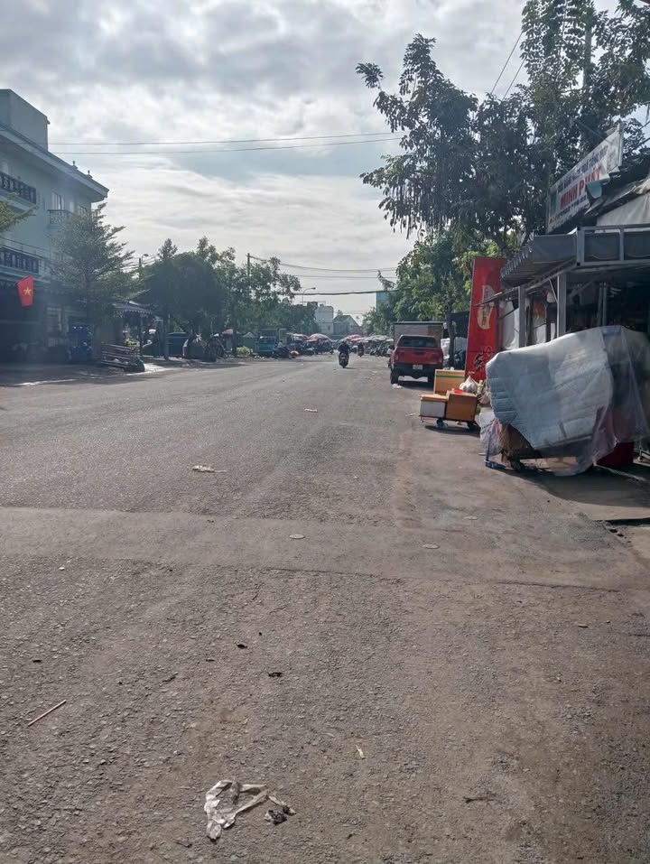 Nhà mặt tiền chợ đầu mối Hóc Môn 142m² giá chỉ 9 tỷ - Cơ hội đầu tư lý tưởng!