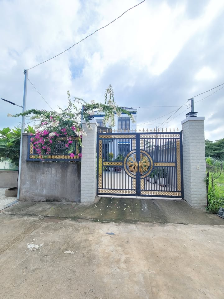 Nhà phố Dĩ An 252m² giá 6.3 tỷ - Gần BiConSi, thiết kế tiện nghi!