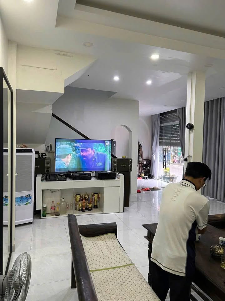 Nhà 3 tầng mặt tiền gần 14m tại chợ Vườn Hoa, Thanh Hóa - Kinh doanh sầm uất!