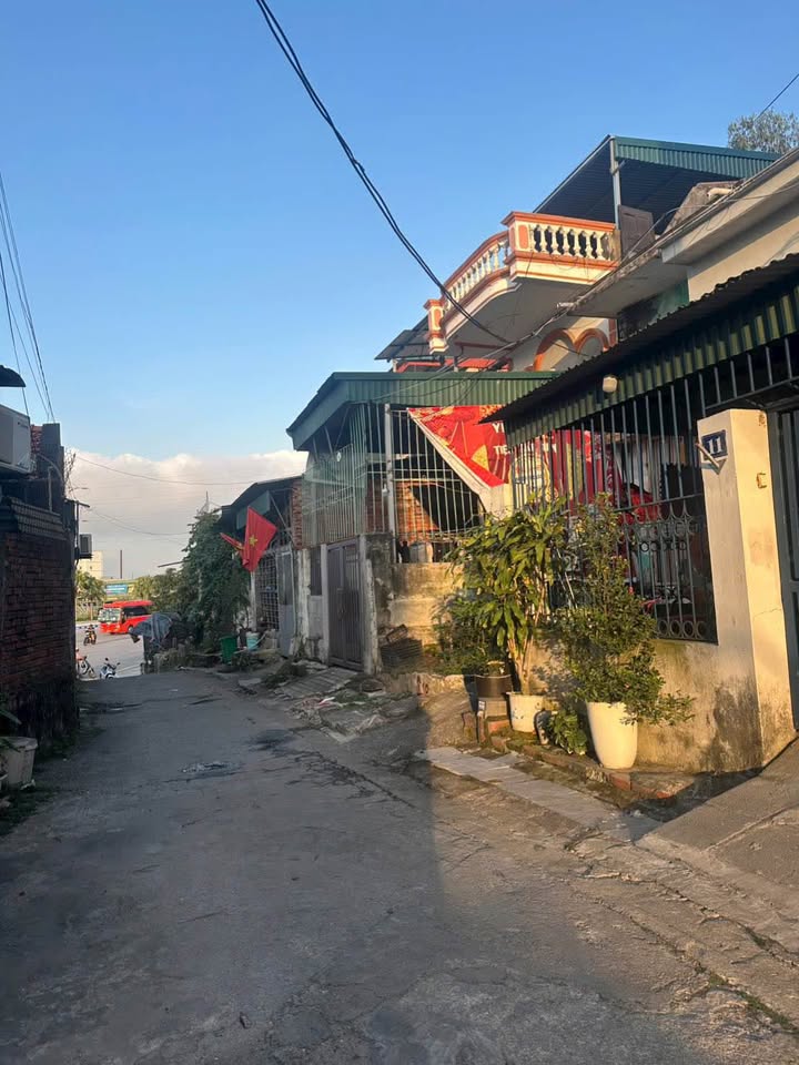 Nhà 3 tầng phường Bãi Cháy 81m² giá 4 tỷ - Gần ngã 3 Balan, ô tô đỗ cửa!