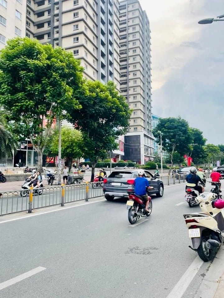 Nhà phố mặt tiền Nguyễn Thị Thập, Quận 7, 628m² giá 59.99 tỷ - Cơ hội vàng cho nhà đầu tư!