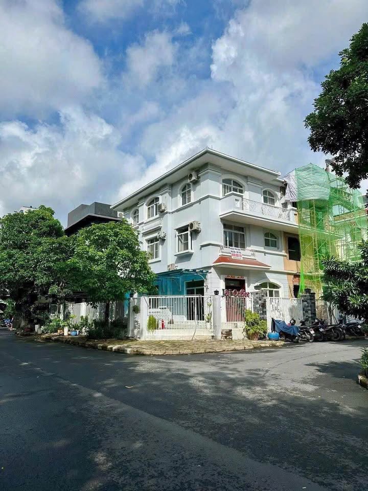 Biệt thự song lập góc Mỹ Giang 2A, quận 7, diện tích 229m², giá 76.5 tỷ - Không thể bỏ lỡ!