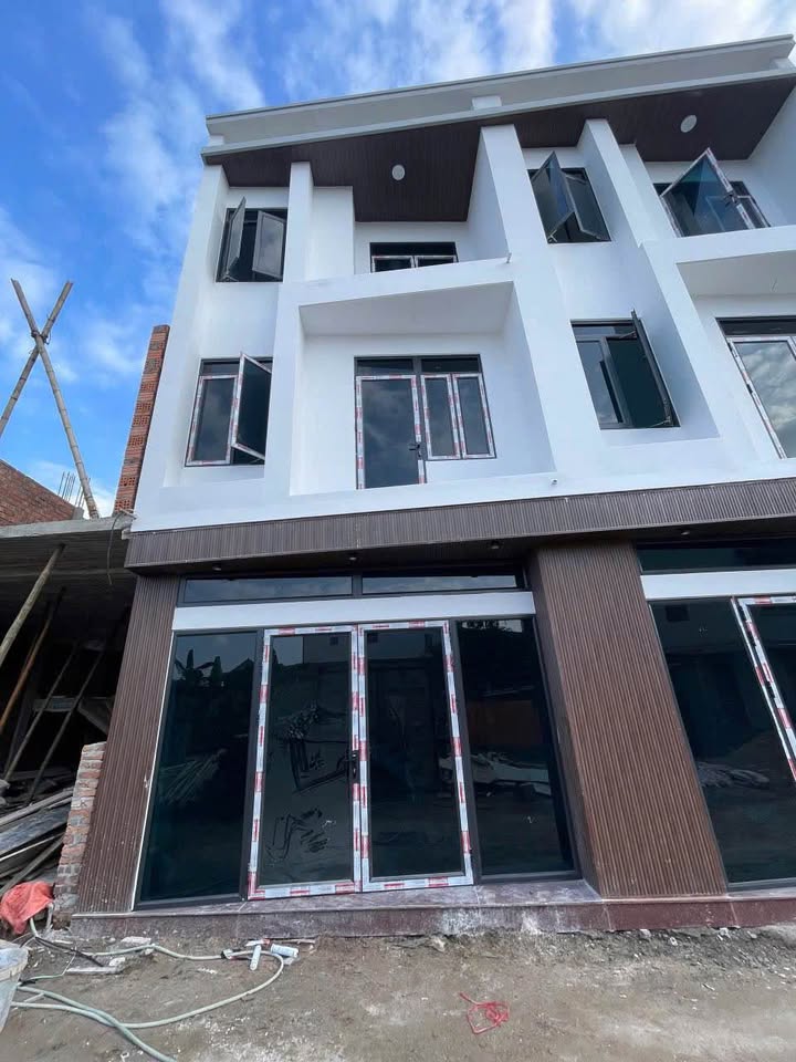 Nhà 3 tầng đường Tân Hùng, Hưng Dũng 53m² giá 3 tỷ - Thiết kế hiện đại, sẵn sàng vào ở!