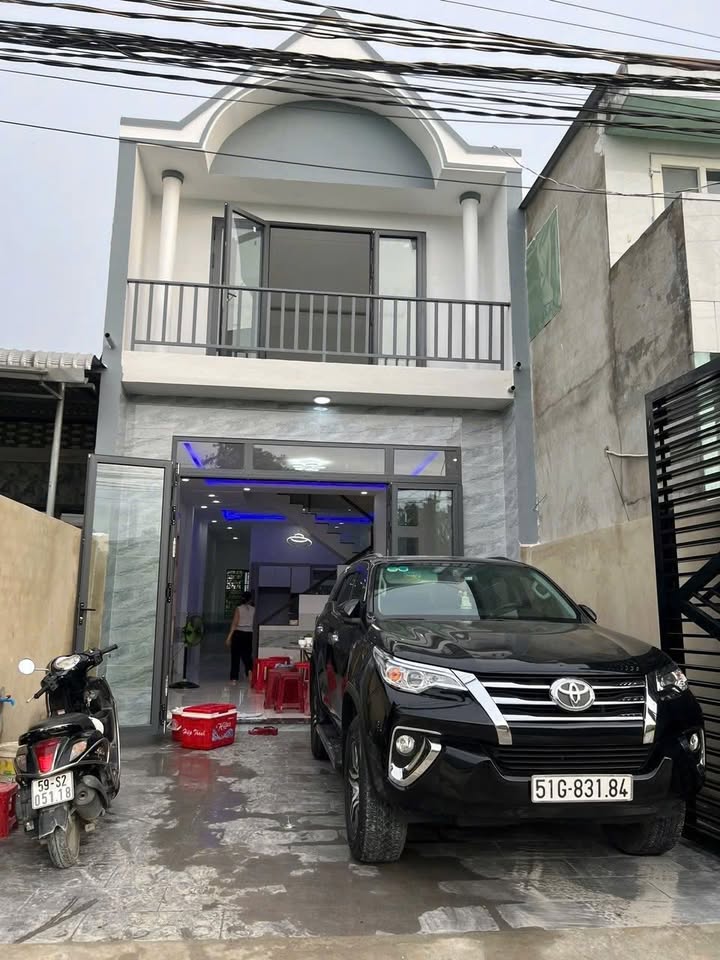 Nhà 2 tầng Ấp Tràm Lạc, Đức Hòa 100m² giá 2.35 tỷ - Chính chủ bán gấp, đầy đủ nội thất!