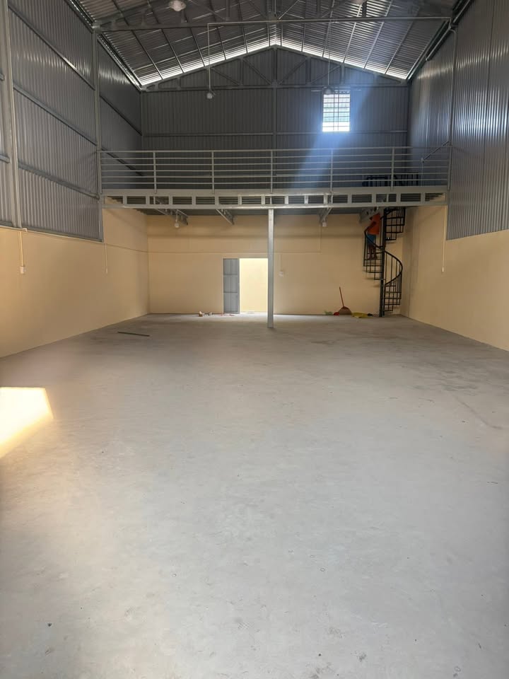 Kho xưởng cho thuê Thạnh Xuân 198m² giá 18 triệu - Xưởng mới xây chất lượng cao!