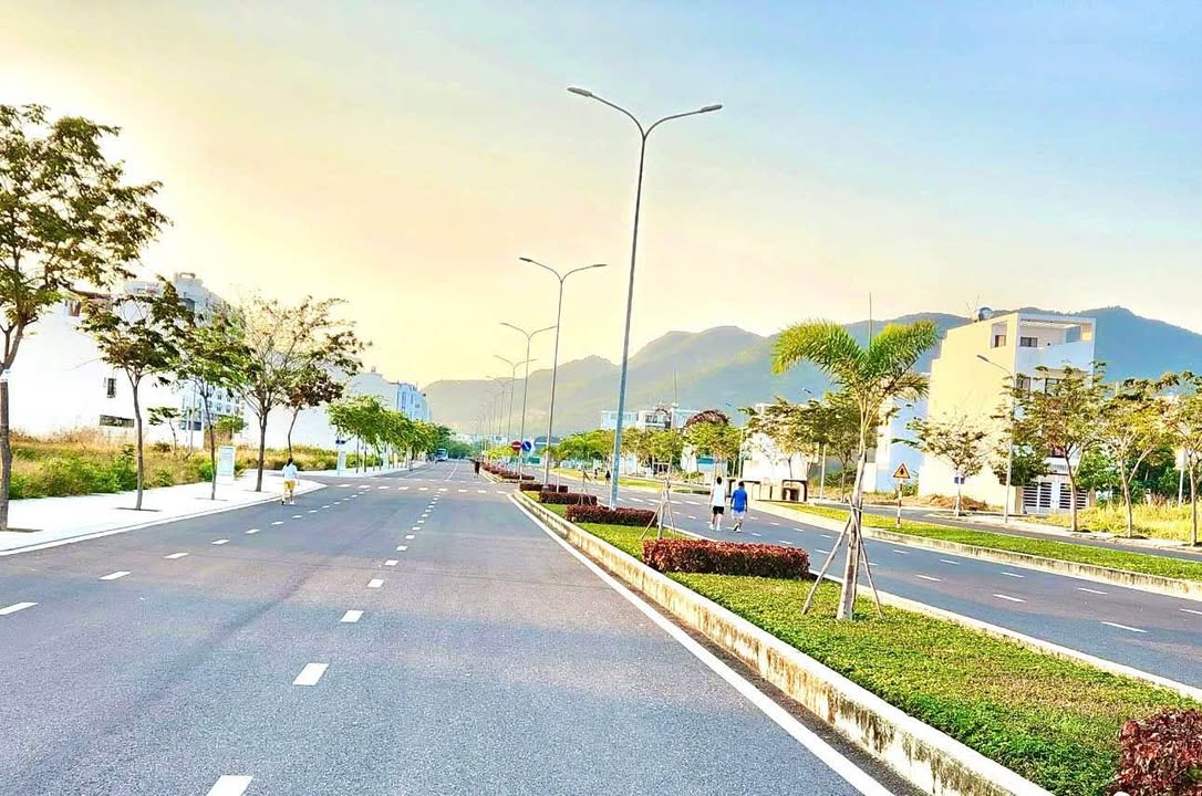 Shophouse mặt tiền Võ Văn Kiệt 100m² giá 6.6 tỷ - Vị trí đắc địa cho kinh doanh!