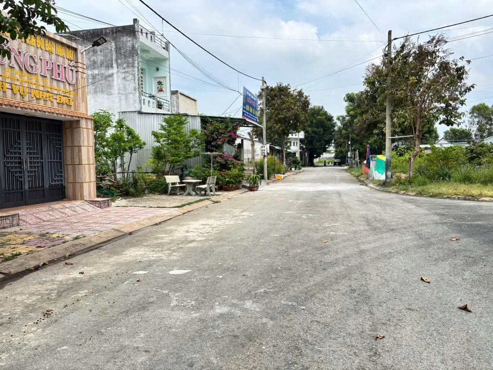 Bán đất KDC Hoàng Long, Bến Lức, Long An 110m² giá 2 tỷ - Sổ hồng sang tên ngay!