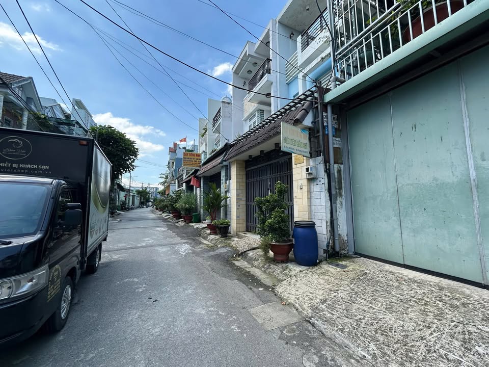 Nhà 2 tầng 93.6m² tại Hóc Môn giá 5.6 tỷ - Hướng Đông, sổ hồng chính chủ!