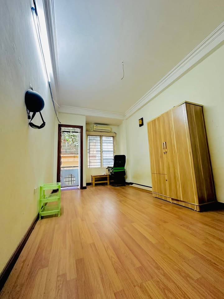 Nhà nguyên căn 5 tầng tại 24 Hoàng Quốc Việt, 12 triệu - An ninh tốt, ô tô đỗ cửa!