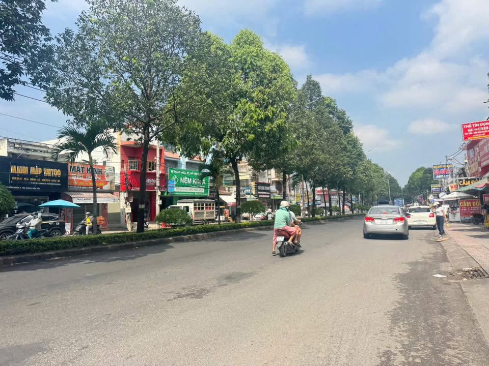 Nhà phố 3 tầng mặt tiền đường Đồng Khởi, Biên Hòa 130m² giá chỉ 11.99 tỷ - Kinh doanh thuận lợi!