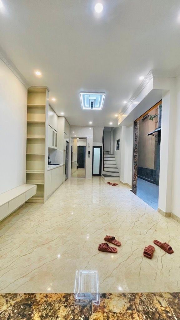 Nhà Định Công 35m² giá 9 tỷ - Thang máy, ô tô đỗ cửa, vị trí đắc địa!