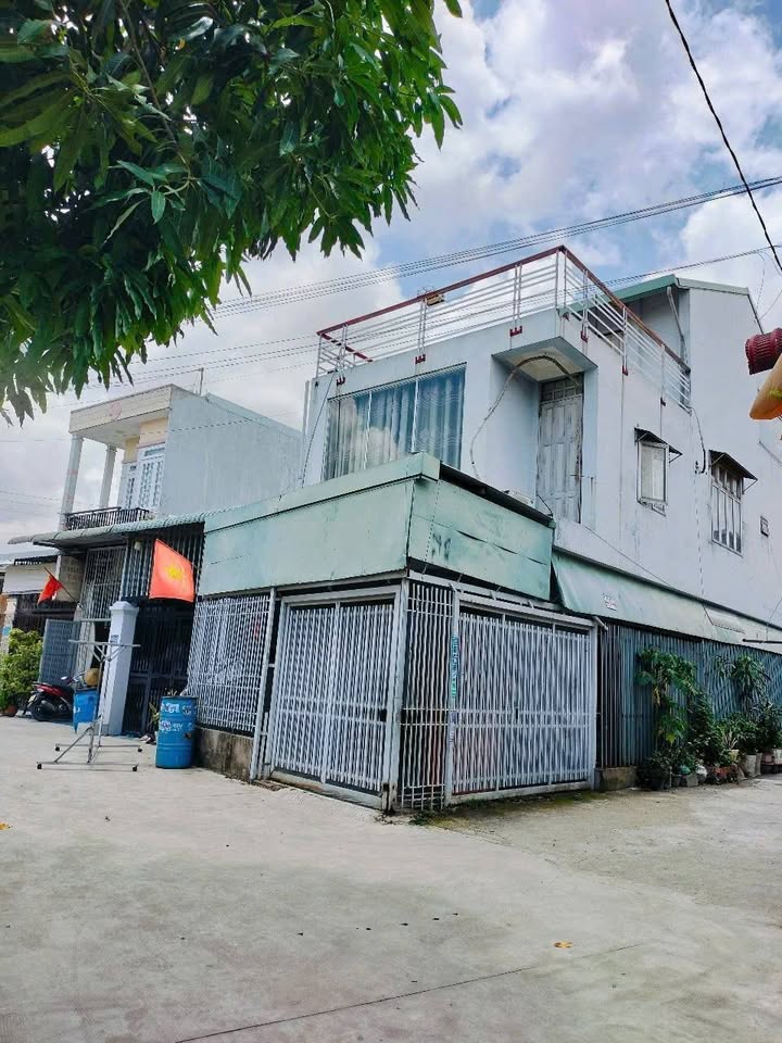 Nhà bán Dĩ An 130m² giá 4 tỷ - Mặt tiền thông thoáng, sân xe hơi