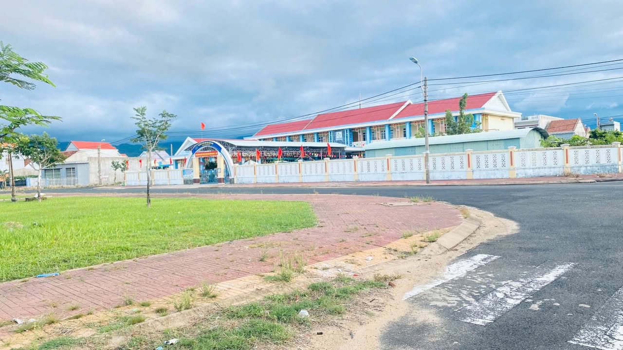 Đất tặng nhà cấp 4 tại Hòa Hiệp Nam, Phú Yên - Diện tích 200m² chỉ 2 tỷ!