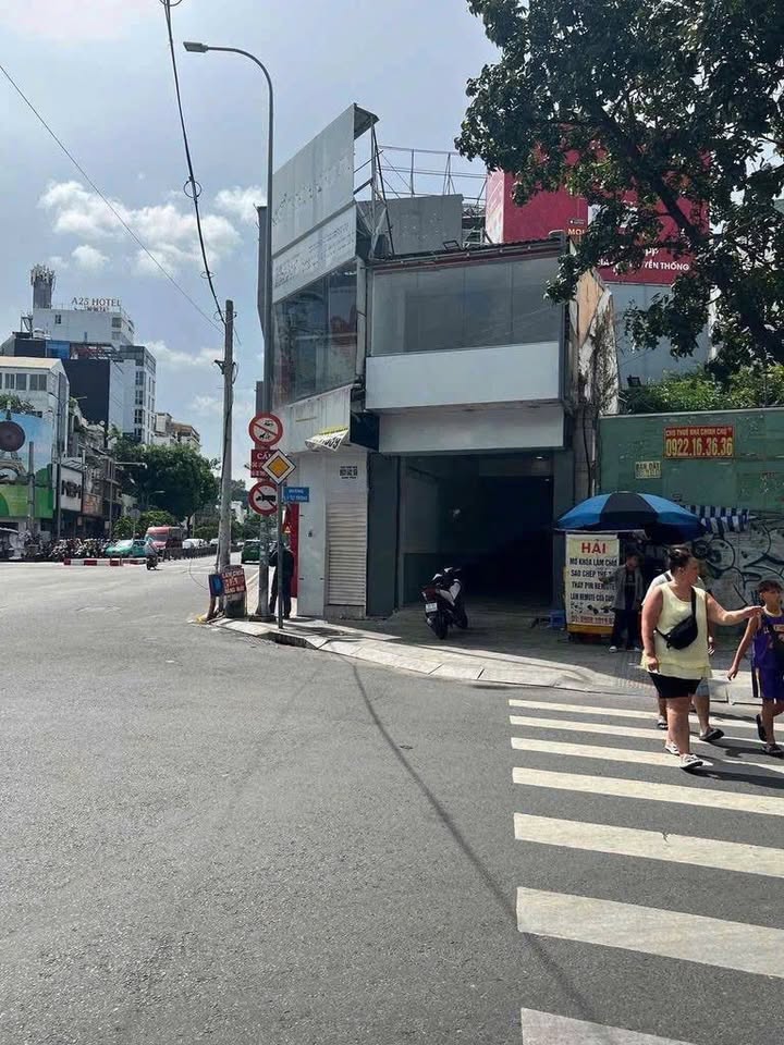 Cho thuê mặt bằng góc 2 mặt tiền Lý Tự Trọng, Quận 1 - Nhận diện cực tốt!