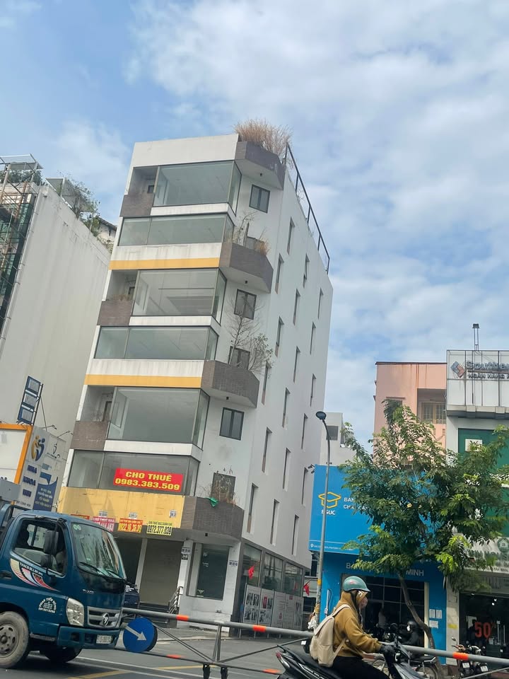 Cho thuê tòa nhà mặt tiền Cộng Hòa Tân Bình 204m² giá 250 triệu - Đầu tư sinh lời ngay!