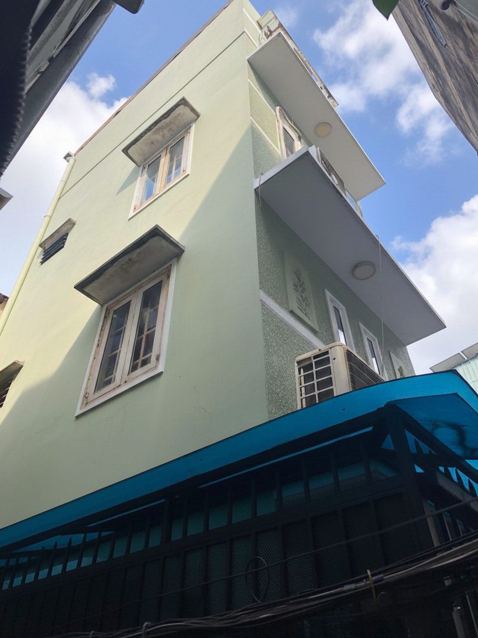 Nhà Bà Huyện Thanh Quan Q3 17m² giá 3.8 tỷ - Lô góc, hướng Đông, tiện ích đầy đủ!