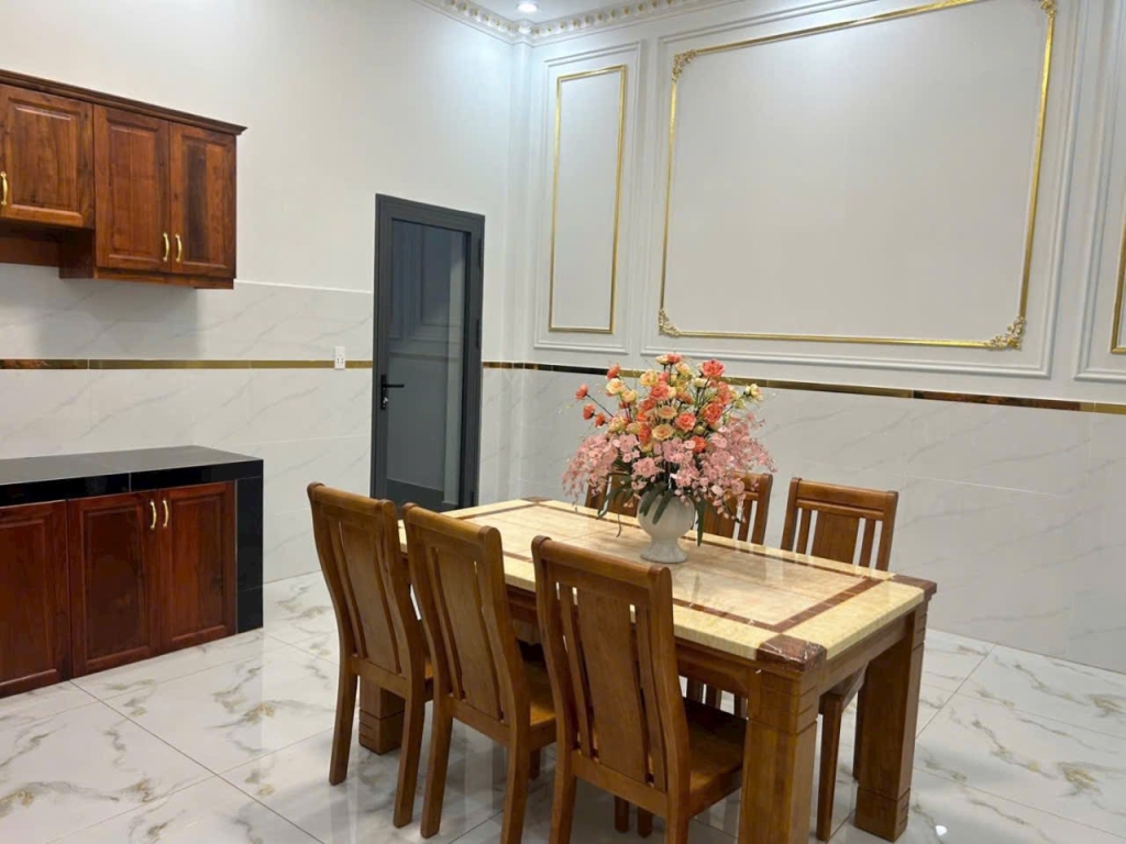 Bán biệt thự mặt tiền đường nhựa Triền Đồng, phường Phú Tân, 200m² giá 2,45 tỷ - Thiết kế Tân Cổ điển sang trọng!