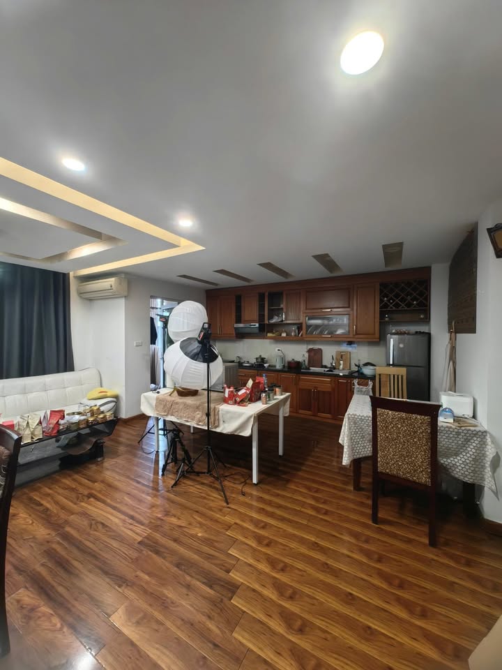 Căn hộ 2 phòng ngủ 90m² giá 15 triệu - Full nội thất, ô tô đỗ cửa tại Tây Hồ!