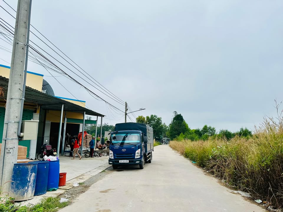 Kho xưởng cho thuê KCN mới Đất Cuốc 1100m² giá 4 triệu - Đường lớn, điện nước đầy đủ!