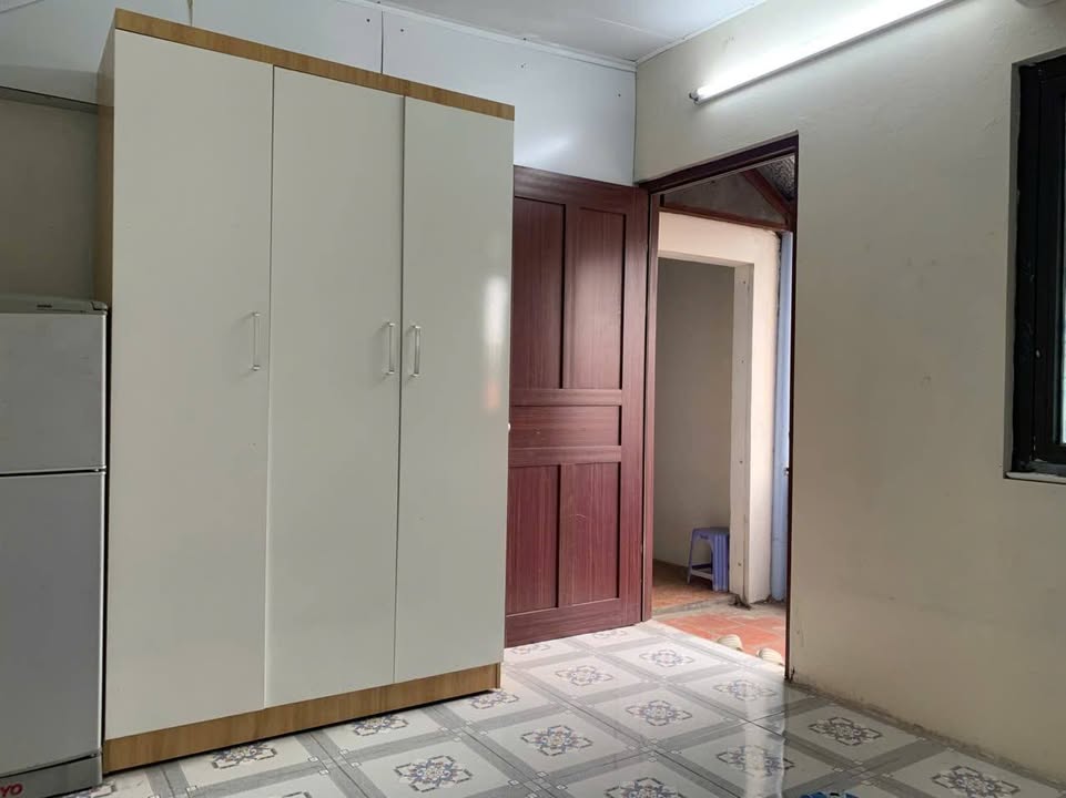 Phòng cho thuê tại ngõ 737 Giải Phóng, quận Hoàng Mai - Giá 2.3 triệu/tháng, nội thất cơ bản