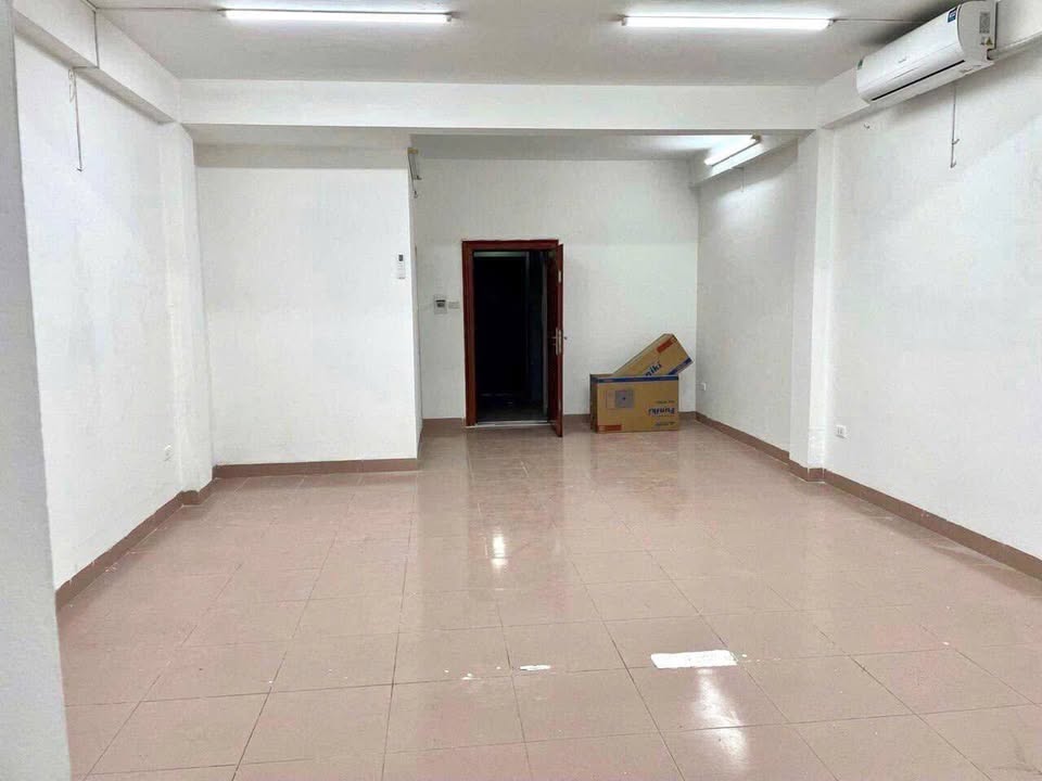 Cho thuê văn phòng ngõ 136 Phố Chùa Láng 50m² giá 5 triệu - Tiện ích đầy đủ, giao thông thuận lợi!