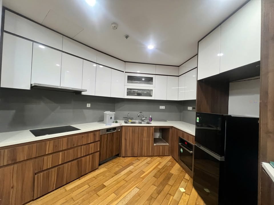 Căn hộ 3 phòng ngủ Royal City 151m² giá 20 triệu/tháng - Full nội thất sang trọng!