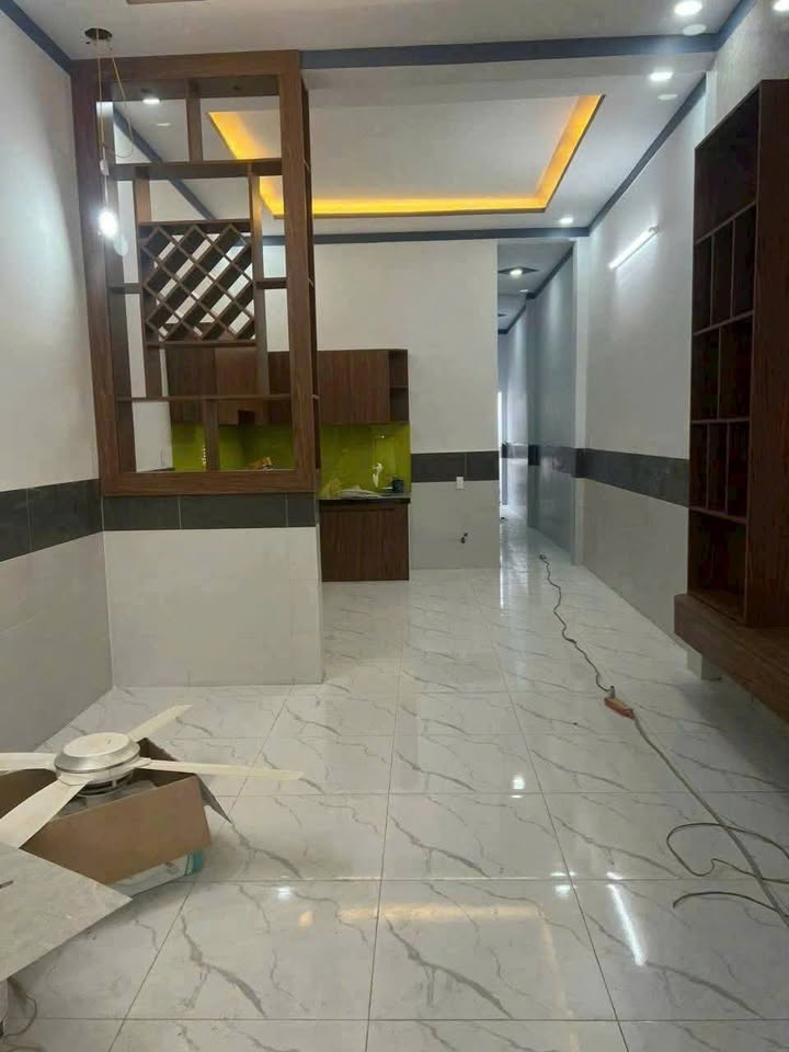 Nhà phố Dĩ An 80m² giá 1.85 tỷ - Sân xe rộng rãi, gần chợ Tân Long!