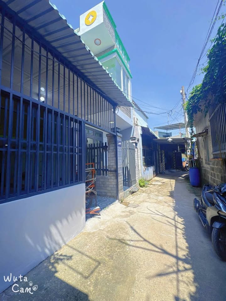 Nhà phố Tân Đông Hiệp, Dĩ An, 96m² giá 1.45 tỷ - Sổ hồng riêng, tiện nghi đầy đủ!