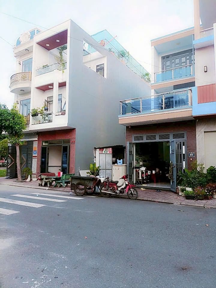 Nhà phố Dĩ An 83m² giá 4.9 tỷ - Thiết kế tiện nghi, chính chủ!