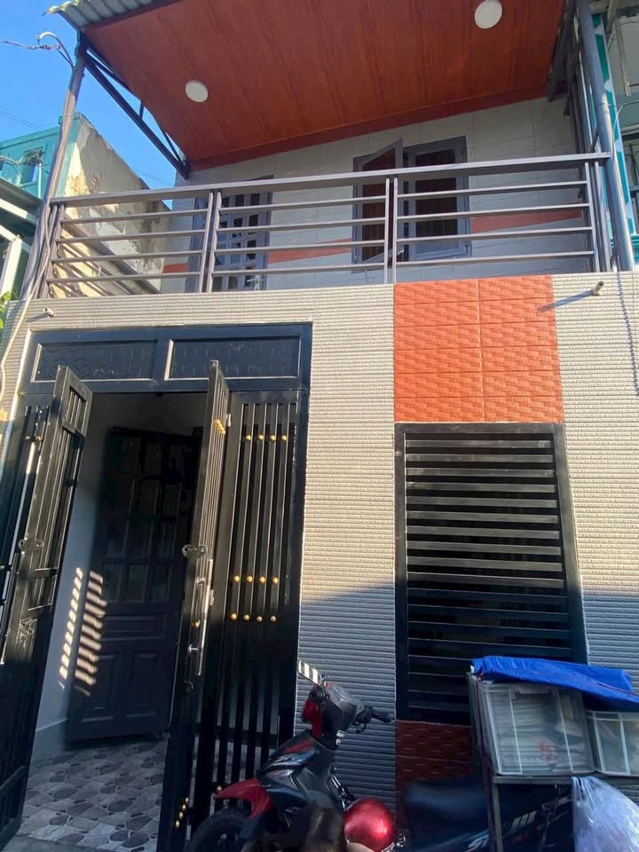 Nhà phố Hóc Môn 40m² giá 1.55 tỷ - Đúc lầu đẹp, chính chủ 20 năm!