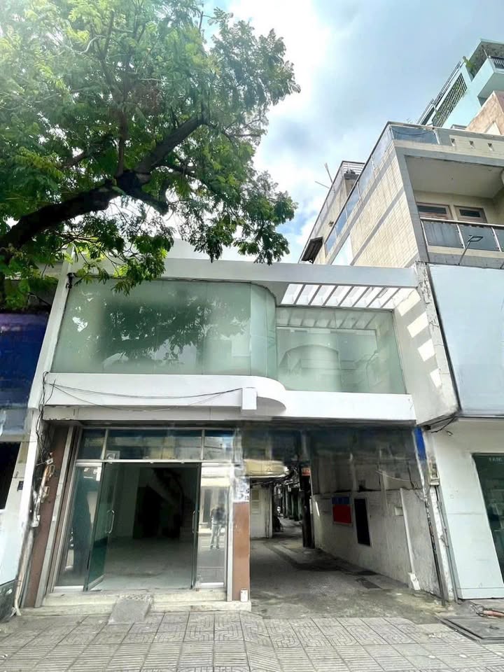 Nhà nguyên căn cho thuê mặt tiền đường Điện Biên Phủ, quận 3 - Giá chỉ 33 triệu/tháng!