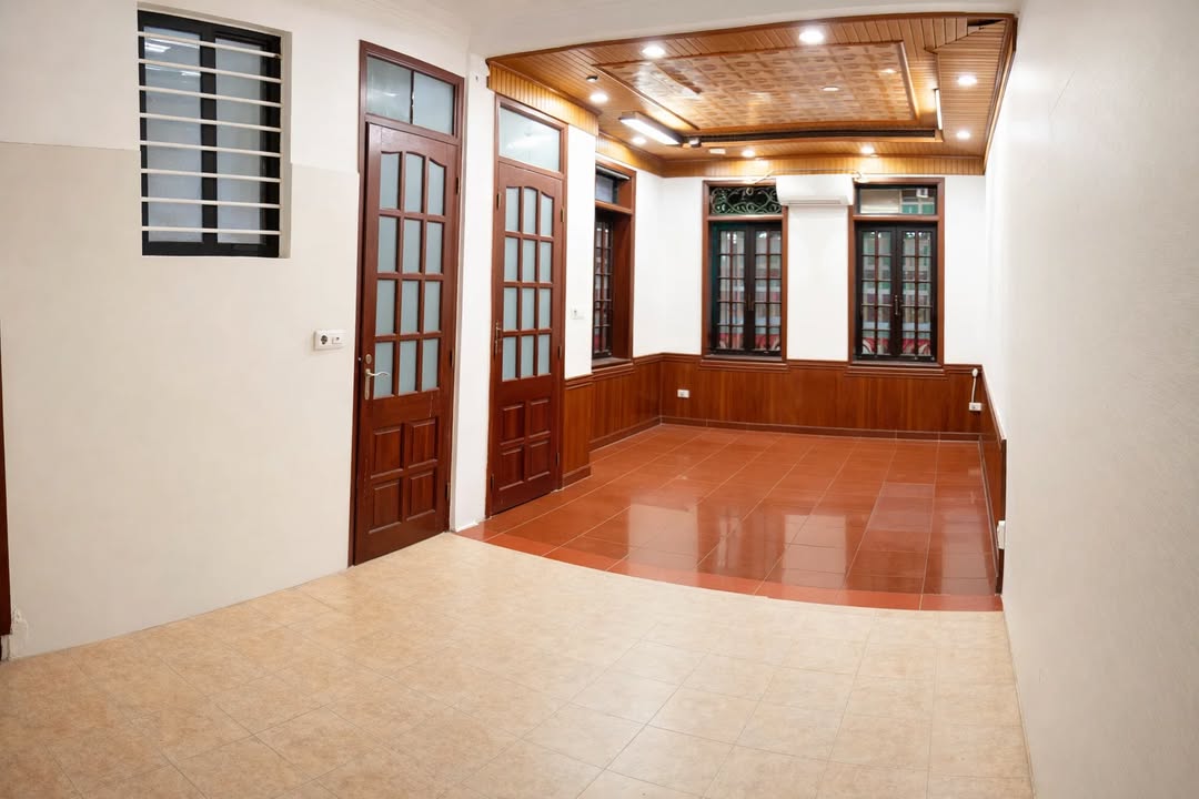 Cho thuê văn phòng nguyên tầng 2 tại Cầu Giấy 35m² - Ngõ ô tô, giá chỉ 4 triệu/tháng!